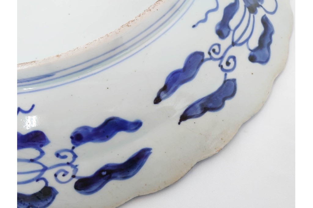 江戸期　古伊万里　染付　輪花形　直径約42cm(1尺4寸)　花唐草に花鳥・山水図を配した大皿　(R-088034)