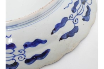 江戸期　古伊万里　染付　輪花形　直径約42cm(1尺4寸)　花唐草に花鳥・山水図を配した大皿　(R-088034)