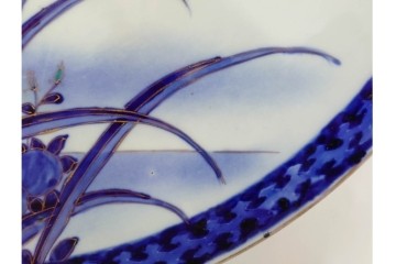 幕末から明治期　古伊万里　染付・金彩　直径47cm(1尺5寸)　余白を活かした鶴文と水辺の草花文が美しい大皿　(R-088035)
