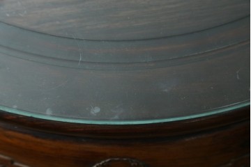 中国アンティーク　中国古玩　花梨(カリン)材　東洋美術様式の彫刻装飾が施された入れ子式スツール付き円卓　(R-088041)