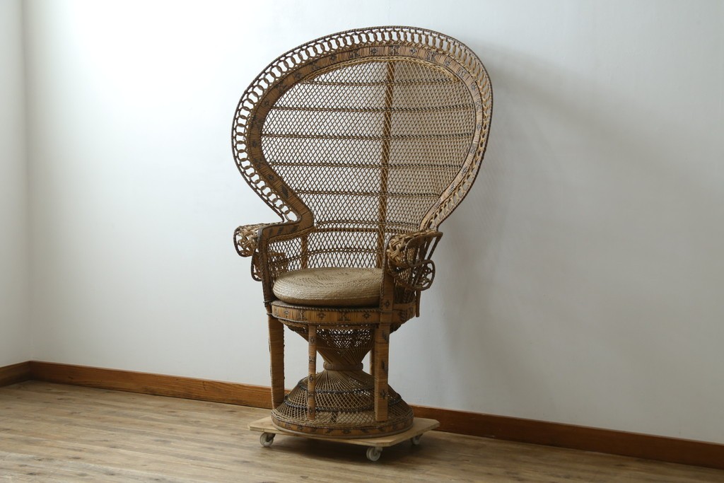 ヴィンテージ家具　上手物!!　繊細な編み込みとくびれたシルエットが優美なラタン製のピーコックチェア　(R-088042)