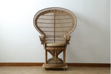 ヴィンテージ家具　上手物!!　繊細な編み込みとくびれたシルエットが優美なラタン製のピーコックチェア　(R-088042)