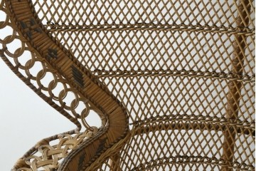 ヴィンテージ家具　上手物!!　繊細な編み込みとくびれたシルエットが優美なラタン製のピーコックチェア　(R-088042)