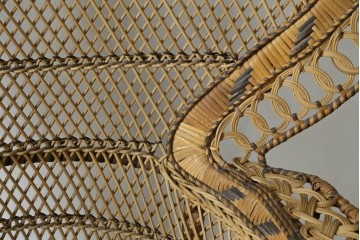 ヴィンテージ家具　上手物!!　繊細な編み込みとくびれたシルエットが優美なラタン製のピーコックチェア　(R-088042)