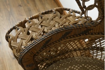 ヴィンテージ家具　上手物!!　繊細な編み込みとくびれたシルエットが優美なラタン製のピーコックチェア　(R-088042)