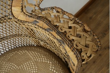 ヴィンテージ家具　上手物!!　繊細な編み込みとくびれたシルエットが優美なラタン製のピーコックチェア　(R-088042)