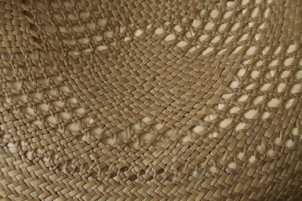 ヴィンテージ家具　上手物!!　繊細な編み込みとくびれたシルエットが優美なラタン製のピーコックチェア　(R-088042)