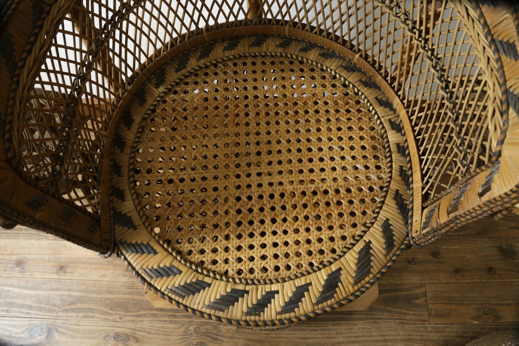 ヴィンテージ家具　上手物!!　繊細な編み込みとくびれたシルエットが優美なラタン製のピーコックチェア　(R-088042)