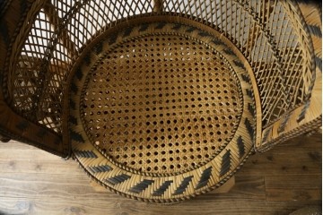 ヴィンテージ家具　上手物!!　繊細な編み込みとくびれたシルエットが優美なラタン製のピーコックチェア　(R-088042)