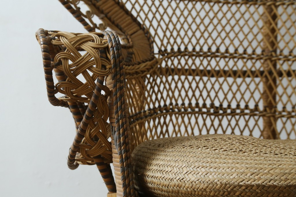 ヴィンテージ家具　上手物!!　繊細な編み込みとくびれたシルエットが優美なラタン製のピーコックチェア　(R-088042)