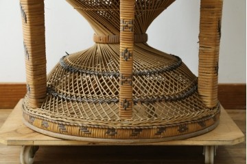ヴィンテージ家具　上手物!!　繊細な編み込みとくびれたシルエットが優美なラタン製のピーコックチェア　(R-088042)