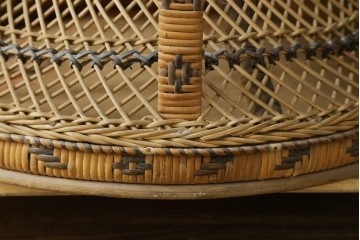 ヴィンテージ家具　上手物!!　繊細な編み込みとくびれたシルエットが優美なラタン製のピーコックチェア　(R-088042)
