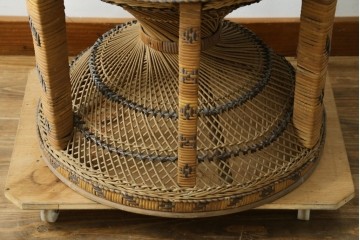ヴィンテージ家具　上手物!!　繊細な編み込みとくびれたシルエットが優美なラタン製のピーコックチェア　(R-088042)