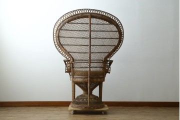 ヴィンテージ家具　上手物!!　繊細な編み込みとくびれたシルエットが優美なラタン製のピーコックチェア　(R-088042)