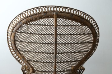 ヴィンテージ家具　上手物!!　繊細な編み込みとくびれたシルエットが優美なラタン製のピーコックチェア　(R-088042)