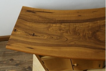 中古　LIVING HOUSE(リビングハウス)　SYU(集・シュウ)　楡(ニレ)材　ユニークな造形と天板の木目が魅力のテレビボード　(R-088044)