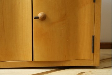 中古　LIVING HOUSE(リビングハウス)　SYU(集・シュウ)　楡(ニレ)材　ユニークな造形と天板の木目が魅力のテレビボード　(R-088044)