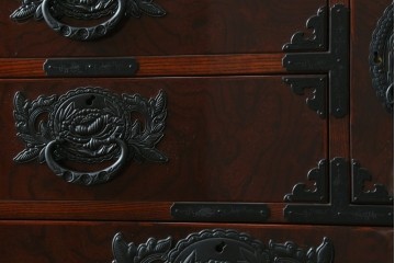 中古　美品　仙台民芸箪笥(仙台箪笥)　漆塗り　杢目を引き立てる高級木地呂塗り仕上げの整理箪笥　定価約80万円　(R-088045)　