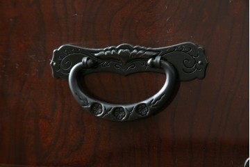 中古　美品　仙台民芸箪笥(仙台箪笥)　漆塗り　杢目を引き立てる高級木地呂塗り仕上げの整理箪笥　定価約80万円　(R-088045)　