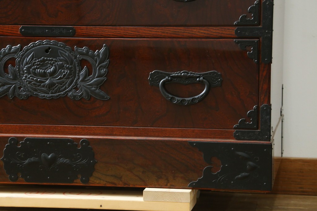 中古　美品　仙台民芸箪笥(仙台箪笥)　漆塗り　杢目を引き立てる高級木地呂塗り仕上げの整理箪笥　定価約80万円　(R-088045)　