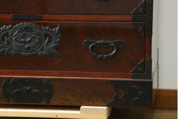 中古　美品　仙台民芸箪笥(仙台箪笥)　漆塗り　杢目を引き立てる高級木地呂塗り仕上げの整理箪笥　定価約80万円　(R-088045)　