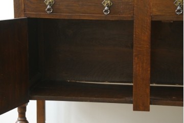イギリスアンティーク　オーク材　優雅な彫刻と取っ手金具がクラシカルな趣を添えるサイドボード　(R-088046)