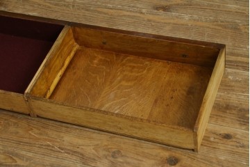 イギリスアンティーク　オーク材　優雅な彫刻と取っ手金具がクラシカルな趣を添えるサイドボード　(R-088046)