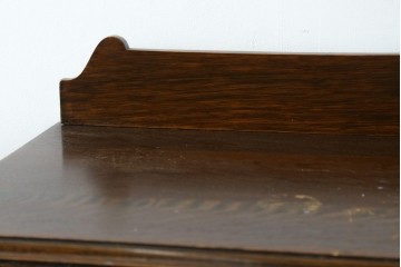 イギリスアンティーク　オーク材　優雅な彫刻と取っ手金具がクラシカルな趣を添えるサイドボード　(R-088046)