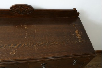 イギリスアンティーク　オーク材　優雅な彫刻と取っ手金具がクラシカルな趣を添えるサイドボード　(R-088046)