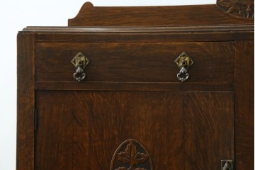 イギリスアンティーク　オーク材　優雅な彫刻と取っ手金具がクラシカルな趣を添えるサイドボード　(R-088046)