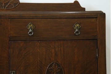 イギリスアンティーク　オーク材　優雅な彫刻と取っ手金具がクラシカルな趣を添えるサイドボード　(R-088046)