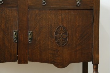 イギリスアンティーク　オーク材　優雅な彫刻と取っ手金具がクラシカルな趣を添えるサイドボード　(R-088046)