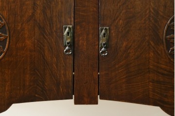 イギリスアンティーク　オーク材　優雅な彫刻と取っ手金具がクラシカルな趣を添えるサイドボード　(R-088046)