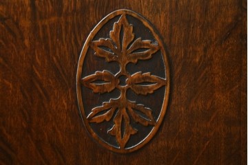 イギリスアンティーク　オーク材　優雅な彫刻と取っ手金具がクラシカルな趣を添えるサイドボード　(R-088046)