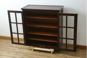 《台輪取り付け加工費込み》　中古　北海道民芸家具　HM160K　クラシカルな佇まいが魅力のガラス扉のキャビネット　(R-088048)