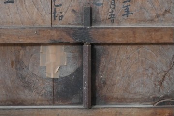 アンティーク建具　明治から大正期　欅(ケヤキ)材　力強い木目が魅力の格子蔵戸1枚　(R-088051)