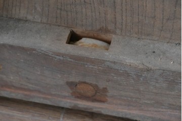 アンティーク建具　明治から大正期　希少な幅狭サイズ!　山形産　総欅(ケヤキ)材　漆塗り　重厚な時代金具付きの蔵戸1枚　(R-088052)