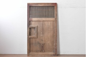 アンティーク建具　明治期　希少な幅狭サイズ!　総欅(ケヤキ)材　欅の木味を楽しめる格子付き蔵戸1枚　(R-088053)