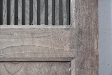 アンティーク建具　明治期　希少な幅狭サイズ!　総欅(ケヤキ)材　欅の木味を楽しめる格子付き蔵戸1枚　(R-088053)