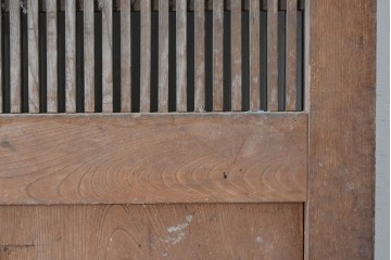アンティーク建具　明治期　希少な幅狭サイズ!　総欅(ケヤキ)材　欅の木味を楽しめる格子付き蔵戸1枚　(R-088053)