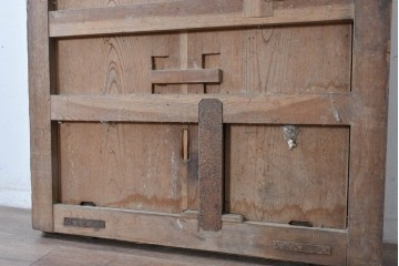 アンティーク建具　明治期　希少な幅狭サイズ!　総欅(ケヤキ)材　欅の木味を楽しめる格子付き蔵戸1枚　(R-088053)