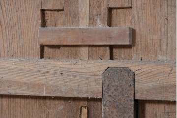 アンティーク建具　明治期　希少な幅狭サイズ!　総欅(ケヤキ)材　欅の木味を楽しめる格子付き蔵戸1枚　(R-088053)