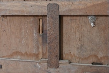 アンティーク建具　明治期　希少な幅狭サイズ!　総欅(ケヤキ)材　欅の木味を楽しめる格子付き蔵戸1枚　(R-088053)