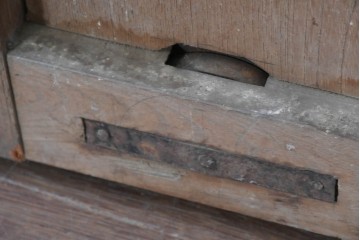 アンティーク建具　明治期　希少な幅狭サイズ!　総欅(ケヤキ)材　欅の木味を楽しめる格子付き蔵戸1枚　(R-088053)