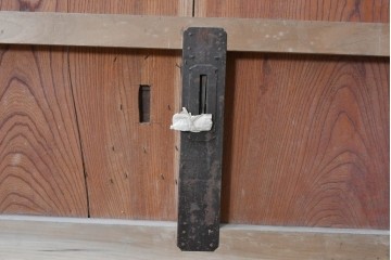 アンティーク建具　明治から大正期　欅(ケヤキ)材　漆塗り　ツートーンカラーが目を引く蔵戸1枚　(R-088054)