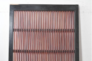 アンティーク建具　明治から大正期　欅(ケヤキ)材　黒い框と赤みを帯びた欅材のコントラストが美しい格子蔵戸1枚　(R-088055)