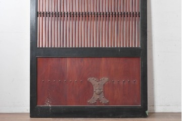 アンティーク建具　明治から大正期　欅(ケヤキ)材　黒い框と赤みを帯びた欅材のコントラストが美しい格子蔵戸1枚　(R-088055)