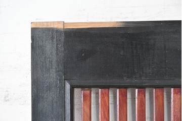 アンティーク建具　明治から大正期　欅(ケヤキ)材　黒い框と赤みを帯びた欅材のコントラストが美しい格子蔵戸1枚　(R-088055)