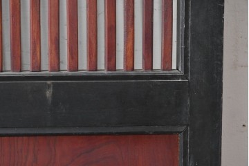 アンティーク建具　明治から大正期　欅(ケヤキ)材　黒い框と赤みを帯びた欅材のコントラストが美しい格子蔵戸1枚　(R-088055)