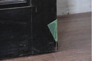 アンティーク建具　明治から大正期　欅(ケヤキ)材　黒い框と赤みを帯びた欅材のコントラストが美しい格子蔵戸1枚　(R-088055)